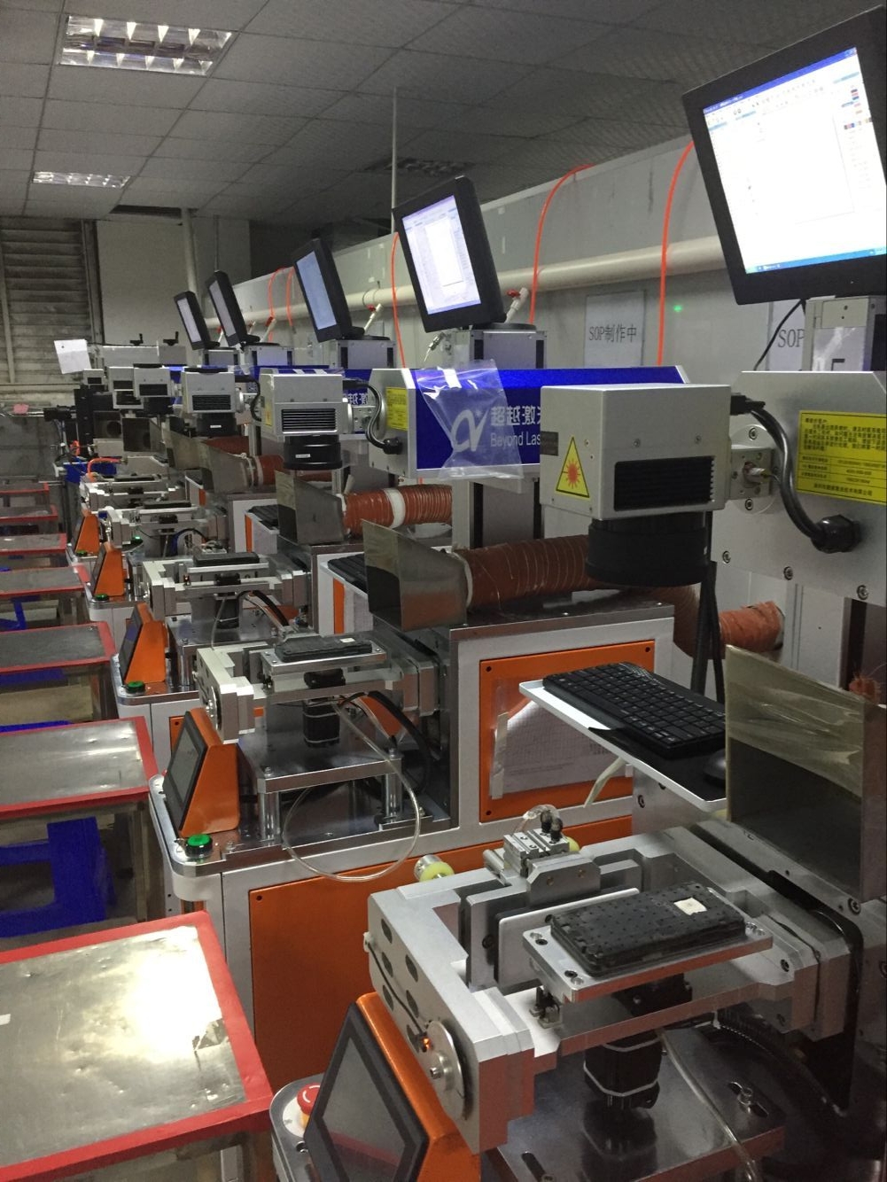 vivo手機電池蓋3D激光鐳雕現(xiàn)場4